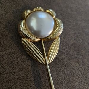Vintage Large Gold Tone Faux Pearl Daisy Flower  And Stem Brooch Pin Unsigned